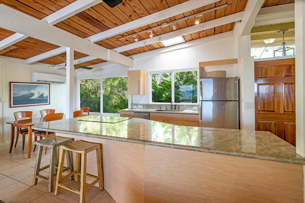 Fully-equipped kitchen and dining area