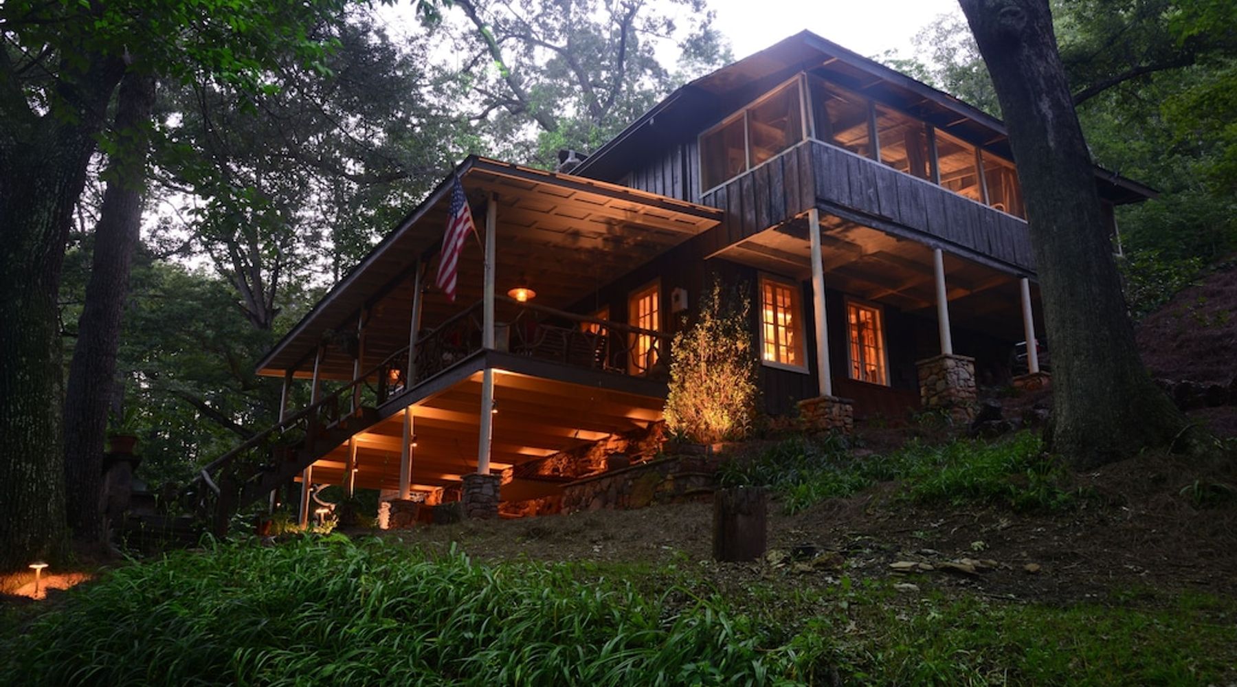 Lakemont, Georgia treehouse at night
