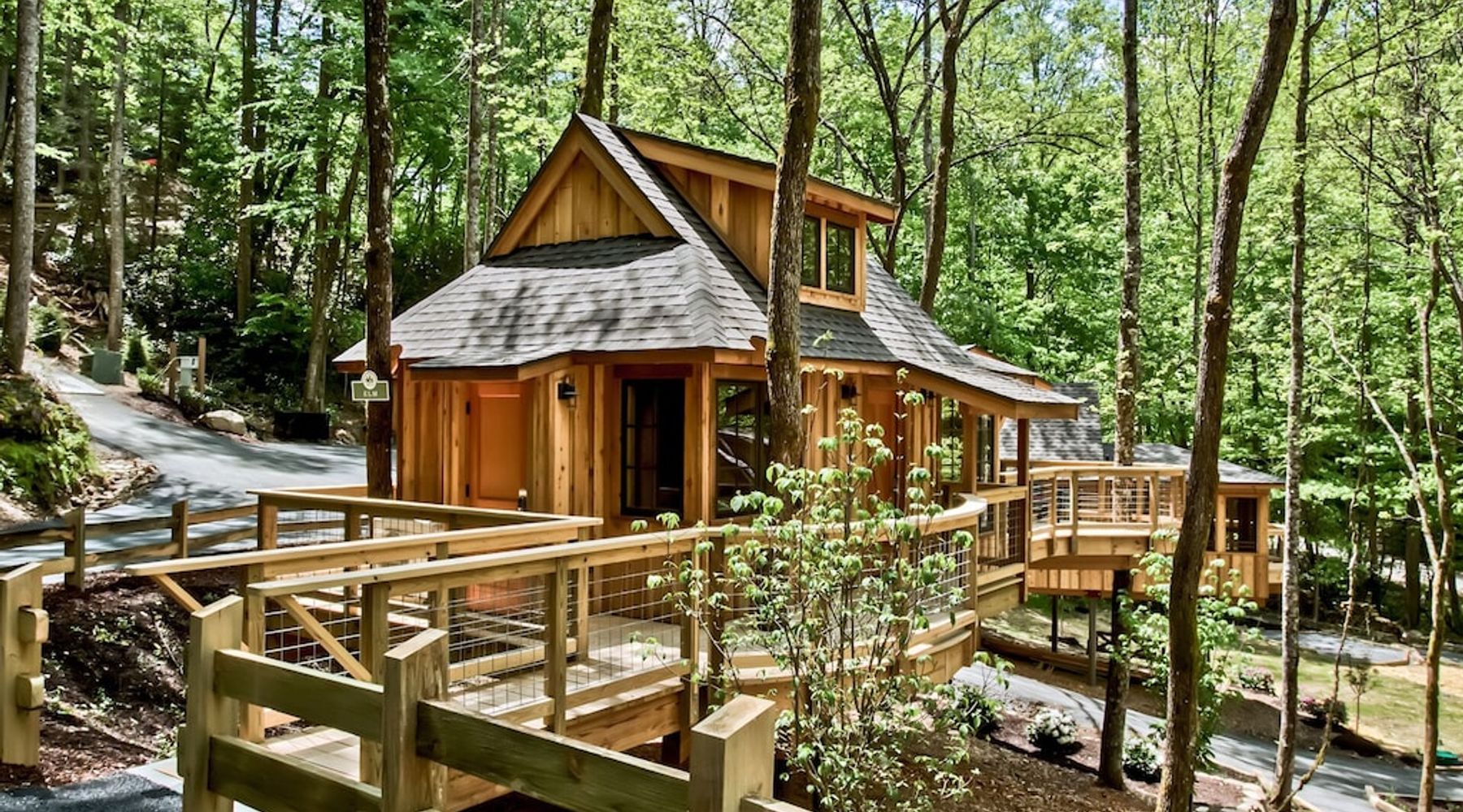 The Best Treehouses In The US
5. The Elm in Treehouse Grove at Norton Creek
Location: Gatlinburg, Tennessee