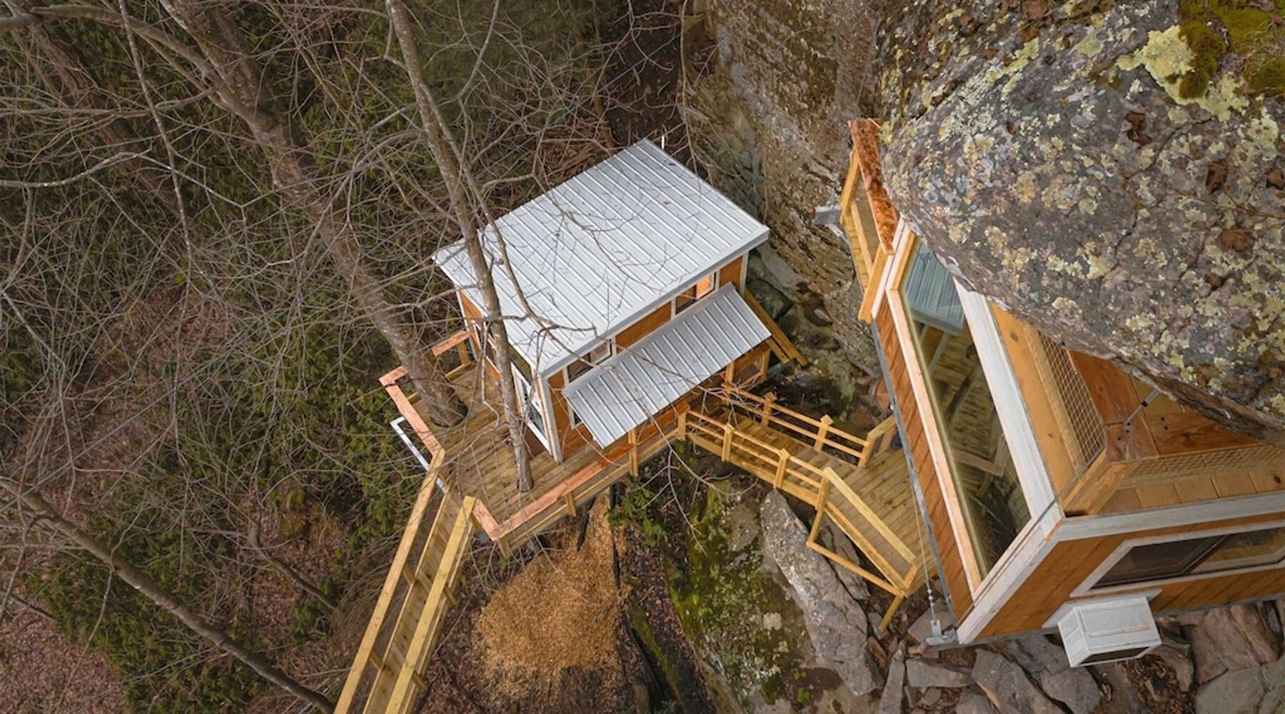 The Best Treehouses In The US
3. Cliff Dweller: Spend a night Suspended from the Ridgeline!
Location: Campton, Kentucky