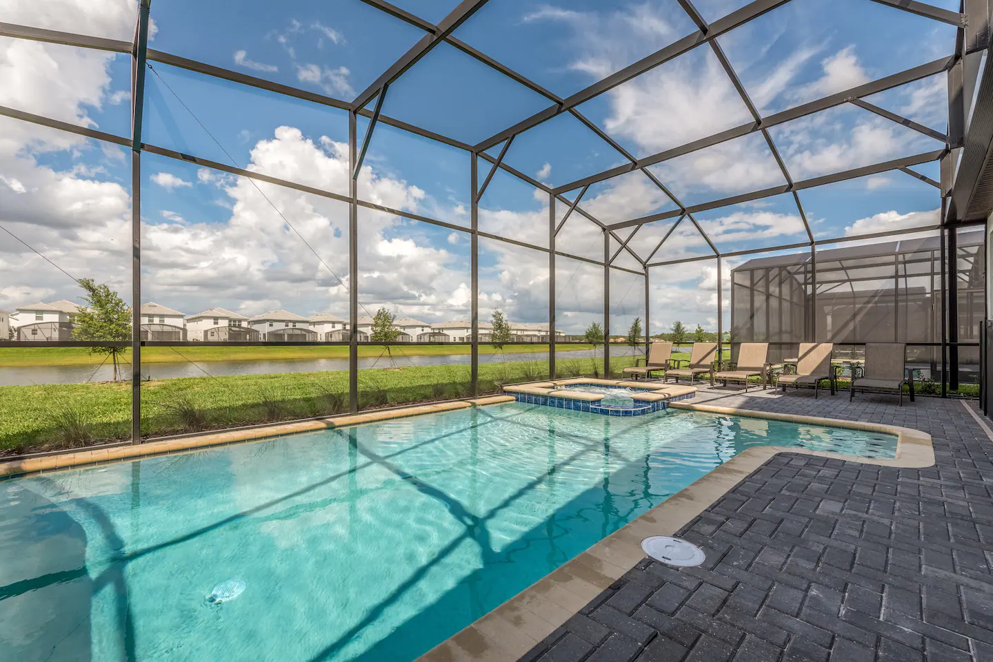 Private pool/spa with a lovely lake view. (7 sun loungers)