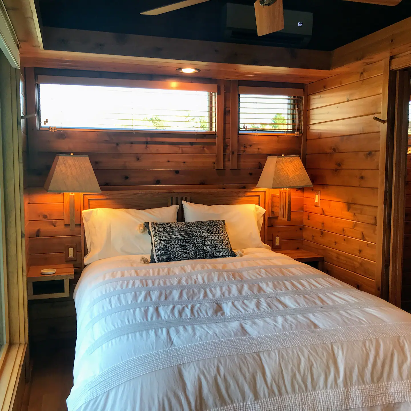 In this soft bed, sink into a pleasant night's sleep under an extremely sumptuous down duvet cover.