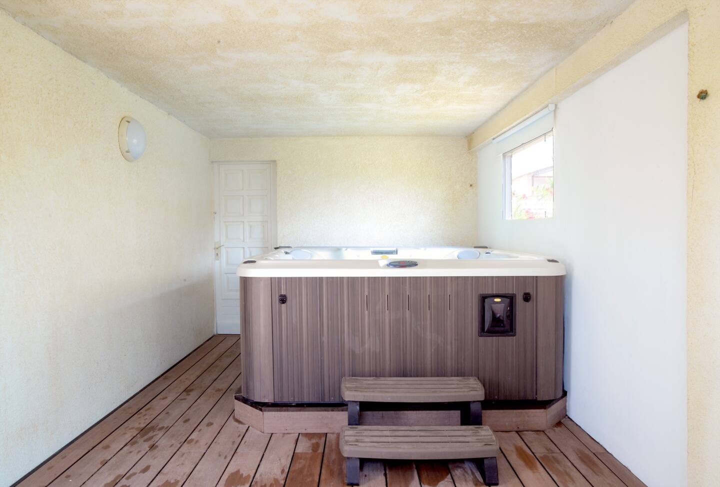 Solarium with a private jacuzzi