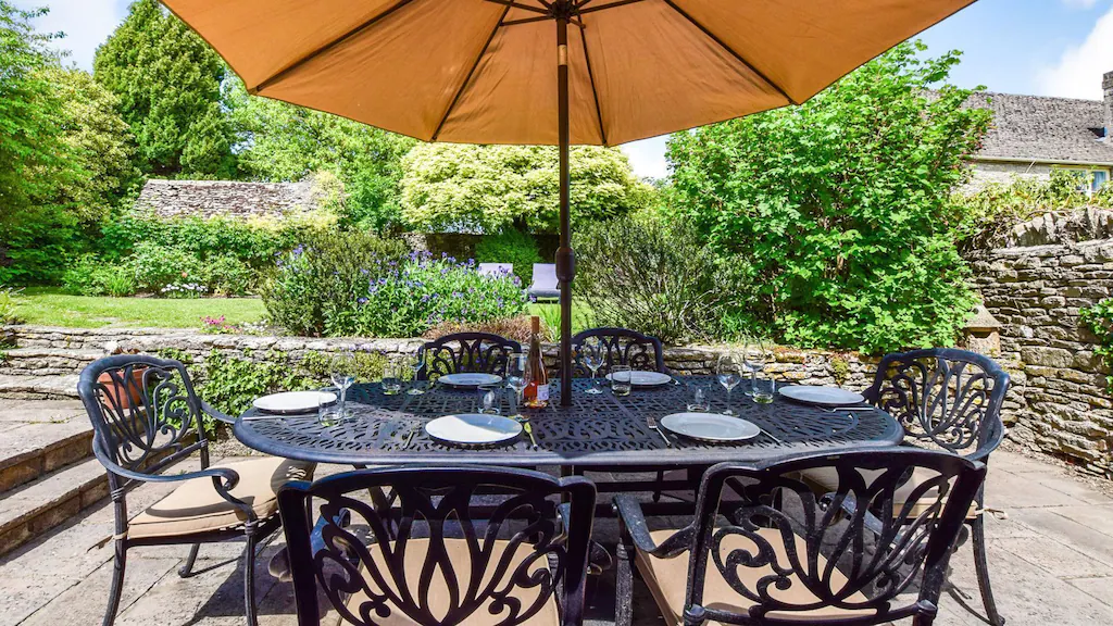 6 person outdoor eating area