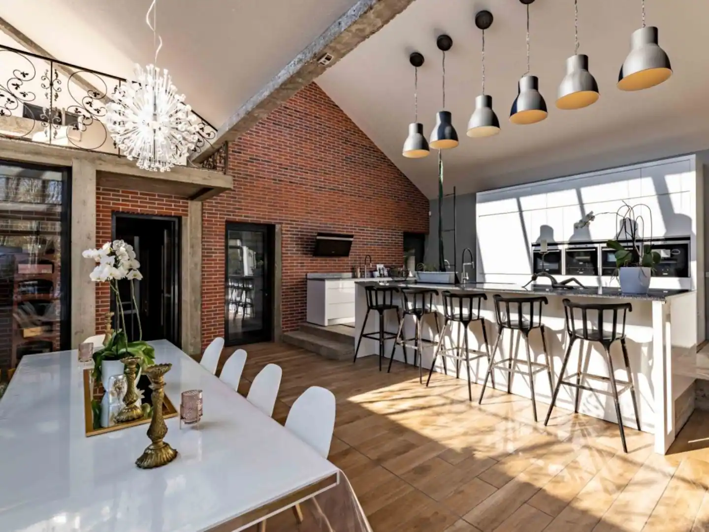 Large dining area that can accommodate huge groups.