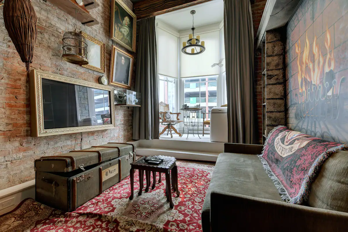 Lots of activities to do in the living quarters of Gryffindor Common Room.